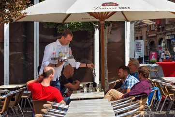 Ресторанам могут разрешить продажу алкоголя на летних верандах